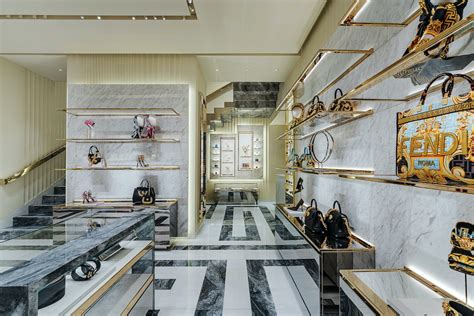 versace napoli negozi|Trova la boutique Versace più vicina .